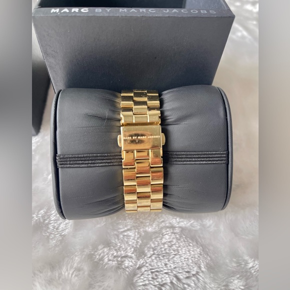 ❤️Marc by Marc Jacobs Women's MBM3243 Baker Gold-Tone Watch with Link Bracelet. - Picture 3 of 6